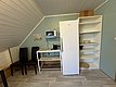 Gemütliche Küchenzeile in Hitra, Norwegen: Kühlschrank, Mikrowelle und Regal bieten praktische Ausstattungen für Angelurlauber. Perfekt für Selbstversorger und Komfort-Liebhaber in der malerischen Umgebung. Ideal für entspannte Mahlzeiten nach erfolgreichen Angelausflügen.