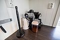 Küchenecke mit Wasserkocher, Kaffeemaschine und Behälter auf dunklem Holz. Perfekte Ausstattung für Angelurlaub in Hitra, Norwegen. Gemütliches Frühstück nach erfolgreichem Angeltag. Ideal für Erholung und Komfort im skandinavischen Stil.