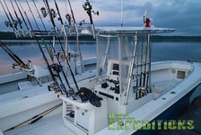 Ein modernes Angelboot liegt in Nord-Norwegen am ruhigen Wasser. Zahlreiche Angelruten sind befestigt, bereit für das nächste Angelerlebnis im malerischen Sonnenuntergang. Perfekt für passionierte Sportangler.
