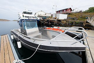 Fortgeschrittenes Angelboot im Hafen, umgeben von klaren Gewässern und malerischer Küstenlandschaft. Ideal für Angelreisen und Abenteuer auf dem River Erne in Irland. Steigerung der Vorfreude auf unvergessliche Fangerlebnisse.