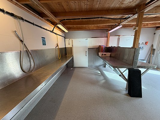 Geräumiger Fischereiraum in Hitra, Norwegen, mit Edelstahl-Arbeitsflächen und praktischen Wasseranschlüssen – ideal für die Verarbeitung von frischem Fang. Perfekt für Angler, die effiziente und saubere Arbeitsbedingungen suchen.