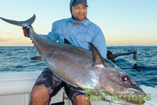 Angler hält großen Fisch auf Boot in Tanzania. Sonniger Himmel, ruhige See, ideal für Meeresangeln. Perfektes Ziel für Angelreisen mit Andrees Angelreisen – Abenteuer und reiche Fangchancen garantiert. Petri Heil!
