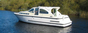 Weißes Hausboot auf dem idyllischen River Shannon in Irland, umgeben von grüner Uferlandschaft. Ideal für entspannte Angelreisen und Erkundungstouren. Perfekte Mischung aus Naturerlebnis und Komfort.