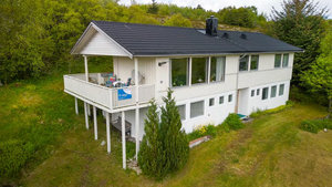 Helles, modernes Ferienhaus in Hitra, Norwegen, umgeben von üppiger Natur. Großzügiger Balkon mit Blick auf grüne Wiesen. Perfekt für Angelurlaube und Naturerlebnisse in einer ruhigen Umgebung. Ideal für Erholung und Abenteuer.