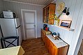 Gemütliche skandinavische Küche in Hitra, Norwegen, mit Holzmöbeln, Kühlschrank, Mikrowelle und Dekoration im Landhausstil. Ideal für Erholung vor oder nach erfolgreichem Angelabenteuer in der malerischen norwegischen Küstenregion.