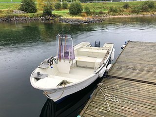 Weißes Angelboot am ruhigen Steg in Südwest-Norwegen. Perfekter Ausgangspunkt für Meeresangeln, umgeben von grüner Landschaft und sanftem Wasser. Ideal für entspannte Angelreisen und Bootsabenteuer.
