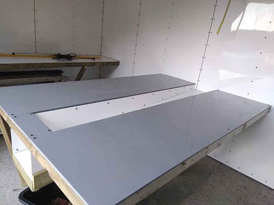 Fischverarbeitungsraum in Nordland, Norwegen: Graue Arbeitsplatten in hellem Raum, ideal für Angler zur frischen Fischverarbeitung nach erfolgreicher Angelreise. Robust und funktional gestaltet für effiziente Nutzung.