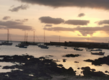 Sonnenuntergang in São Vicente, Kapverden: Bootsanleger mit Segelbooten im ruhigen Wasser, unter einem Himmel voller Wolken. Ideal für Angelreisen, die Abenteuer und Entspannung am Meer kombinieren.
