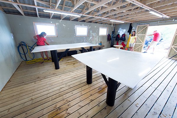 Ein heller Raum auf Hitra, Norwegen, mit robusten Holzboden und großen Arbeitsflächen zum Filetieren von Fisch. Perfekt für Angler, die ihren Fang direkt verarbeiten möchten.