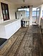 Helle Veranda in Hitra, Norwegen mit Gefrierschrank, Waschmaschine und Blick auf das Meer. Perfekter Ort für Angelurlaub, ideal zum Verarbeiten von Fängen nach einer erfolgreichen Angeltour. Petri Heil – sorglos angeln weltweit!