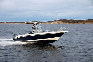 Ein moderner, schwarzer Angelboot fährt dynamisch über das Meer vor der Küste Nord-Norwegens. Die klare, bewölkte Himmel und zerklüftete Küstenlandschaft schaffen idyllische Bedingungen für ein unvergessliches Angelerlebnis.