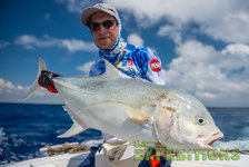 Ein Angler präsentiert stolz einen prächtigen Fang auf den Malediven, vor dem strahlend blauen Meer und Himmel. Perfekte Bedingungen für einen unvergesslichen Angelurlaub in tropischer Umgebung.