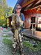 Person hält großen Fisch vor rustikalem Holzhaus in Hitra, Norwegen. Perfekter Angelurlaub für Abenteurer und Naturfreunde, umgeben von malerischer Landschaft. Optimal für unvergessliche Angelerlebnisse und Entspannung in der Natur.