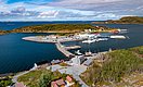 Luftaufnahme eines idyllischen Hafens in Hitra, Norwegen. Malerische Küstenlandschaft mit Booten, blauen Gewässern und grünen Inseln. Perfektes Ziel für Angelurlaub und Erholung. Ideal für Meeresangler auf der Suche nach Abenteuern.