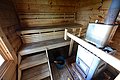 Traditionelle Holzhütte-Sauna in Nord-Norwegen mit Holzofen und Holzbänken. Idealer Ort zur Entspannung nach einem erfolgreichen Angelausflug. Perfekt für einen erholsamen Angelurlaub.