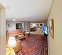 Gemütliches Wohnzimmer in Nordland, Norwegen mit Ledersofa, orientalischem Teppich, flachbildschirm Fernseher und einladendem Essbereich. Perfekt für entspannte Abende nach erfolgreichen Angelausflügen. Ideal für Angelreisen und erholsame Ferien.