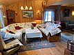 Gemütliches Wohnzimmer in Hitra, Norwegen, mit holzgetäfelten Wänden, maritimem Dekor und bequemer Sitzecke. Ideal für entspannte Angelurlaube in einer idyllischen Umgebung. Perfekt für Erholung nach einem erfolgreichen Angeltag.