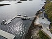 Angelurlaub in Nordland, Norwegen: Malerische Küste mit Anlegestelle, Booten und einem traditionellen Holzhaus. Perfekt für Erholung und Abenteuer beim Meeresangeln. Idealer Ausgangspunkt zum Entdecken unberührter Natur und reichhaltiger Fischgründe.