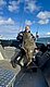 Ein beeindruckender Fang in Nordland, Norwegen: Ein Angler mit einem großen Heilbutt auf einem Boot unter blauem Himmel. Perfektes Ziel für Angelreisen und Meeresangeln im Norden.