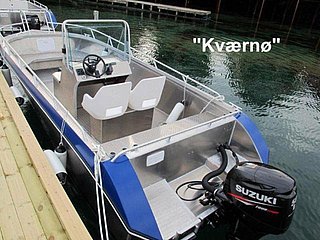 Modernes Aluminium-Angelboot in Nord-Norwegen, ideal für Meeresangeln. Ausgestattet mit leistungsstarkem Suzuki-Außenbordmotor. Perfekt für stille Fjorde und spannende Angelabenteuer in klaren Gewässern. Komfort und Sicherheit für unvergessliche Angelreisen.