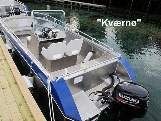 Modernes Aluminium-Angelboot in Nord-Norwegen, ideal für Meeresangeln. Ausgestattet mit leistungsstarkem Suzuki-Außenbordmotor. Perfekt für stille Fjorde und spannende Angelabenteuer in klaren Gewässern. Komfort und Sicherheit für unvergessliche Angelreisen.