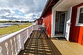 Die rote Holzhütte mit offener Veranda bietet direkten Meerblick und Naturerlebnis in Hitra, Norwegen. Perfekt für Angelurlaub, entspanntes Meeresangeln und idyllische Tage an der Küste. Ideal für Outdoor-Abenteuer und Entspannung.