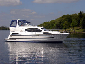 Hausboot auf dem River Erne in Irland, umgeben von ruhigem Wasser und grünen Bäumen. Perfekt für Angelurlaub und Entspannung in idyllischer Natur. Ideal für Erkundung von Landschaften und Angelspots.