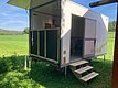 Moderner Wohnwagen in einer grünen Wiese bei Hitra, Norwegen. Perfekt für Angelurlaub, umgeben von Natur und ideal als Rückzugsort nach einem spannenden Angeltag. Barrierefreier Zugang durch kleine Treppe.