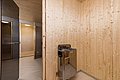 Moderne Sauna in Nordland, Norwegen, mit hellen Holzwänden und einem glänzenden Ofen. Entspannung nach einem Tag voller Angelabenteuer. Ideal für wohltuende Erholung bei deinem Angelurlaub.