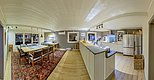 Gemütliches Ferienhaus in Nordland, Norwegen: Offene Küche mit modernem Design, Essbereich mit Holztisch, rustikaler Teppich. Ideal für Angelreisende. Perfekt für gesellige Abende nach erfolgreichen Angelausflügen im Norden.