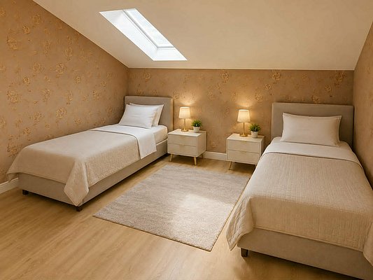 Gemütliches Schlafzimmer in Hitra, Norwegen mit zwei Einzelbetten, sanfter Beleuchtung, Dachfenster und dezent gemusterter Tapete. Idealer Rückzugsort nach einem erfolgreichen Angeltag. Optimal für entspannende Angelreisen.