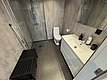 Modernes Badezimmer in Hitra, Norwegen. Ausgestattet mit Dusche, WC und Waschtisch, bietet es Komfort nach einem erfolgreichen Angeltag. Ideal für Erholung und Entspannung während des Angelurlaubs. Funktional und stilvoll gestaltet.