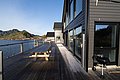 Moderne Unterkunft in Nordland, Norwegen, direkt am Wasser. Große Terrasse mit Picknicktisch und Grill. Ideal für Angelreisen und entspannte Urlaubstage mit beeindruckender Aussicht auf Fjorde und Berge. Optimal für Outdoor-Enthusiasten und Naturgenießer.