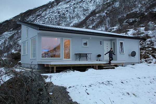 Gemütliches Ferienhaus in Nord-Norwegen, umgeben von schneebedeckten Bergen. Ideal für Angelurlauber, die Natur und Ruhe suchen. Das Haus bietet Komfort und Abgeschiedenheit inmitten der winterlichen Landschaft. Perfekter Rückzugsort für Abenteuer und Entspannung.