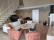 Modernes Wohnzimmer in Norwegen, Hitra: Helle Sofas, gemütliche Sessel, Holztreppe, Hängesessel, Kamin und eleganter Dekor. Perfekt für Entspannung und Angelabenteuer. Ideal für Angelurlaub in skandinavischem Ambiente.
