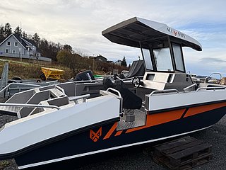 Modernes Angelboot am Hafen in Südwest-Norwegen. Das Boot ist einsatzbereit für spannende Angelabenteuer und bietet optimalen Komfort. Ideal für Meeresangeln mit atemberaubenden Landschaften im Hintergrund.