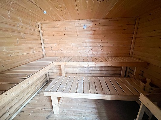 Gemütliche Sauna in Nord-Norwegen mit Holzverkleidung und Holzbänken, ideal zur Entspannung nach einem erlebnisreichen Angelurlaub. Perfekte Ergänzung für wohlige Wärme und Regeneration in der Naturkulisse von Norwegen.