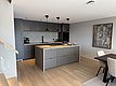 Moderne Küche in Südwest-Norwegen: Graue Einbauschränke, Insel mit Arbeitsfläche, Holzfußboden, Hängelampen und stilvolle Dekoration sorgen für skandinavisches Ambiente und zeitloses Design. Ideal für komfortables Wohnen und entspannten Angelurlaub.