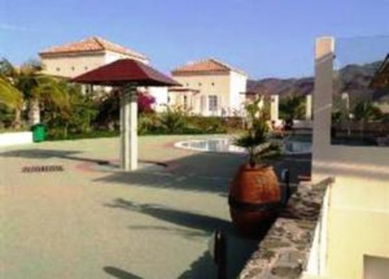 Ein sonniger Innenhof mit einem kleinen Pool, umgeben von mediterranen Gebäuden und Pflanzen, lädt zum Entspannen ein. Ein sonniger Innenhof mit einem kleinen Pool, umgeben von mediterranen Gebäuden und Pflanzen, lädt zum Entspannen ein.