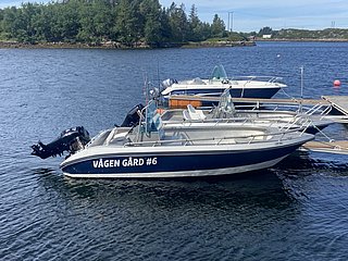 Zwei Motorboote liegen am Steg in der idyllischen Küstenregion von Hitra, Norwegen. Perfekt für Angelreisen und Meeresabenteuer in unberührter Natur. Entdecke fischreiche Gewässer, umgeben von malerischer Landschaft.