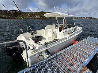 Motorboot im Hafen von Süd-Norwegen, bereit für spannende Angelreisen. Perfekt ausgerüstet für Meeresangeln, umgeben von atemberaubender Küstenlandschaft. Ideal für Angler auf der Suche nach Abenteuern und beeindruckenden Fängen.