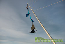 Fahnen am Angelboot im Wind vor blauem Himmel auf den Malediven, Symbol für Abenteuer und Meeresangeln. Ideal für ein unvergessliches Angelreise-Erlebnis. Petri Heil – sorglos angeln weltweit!