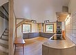 Moderne Küche in Nordland, Norwegen, mit Holztreppe, großem Fenster für natürliche Beleuchtung und eleganter Einbauküche. Perfekt für Angelreisende, die komfortable Ferienunterkünfte suchen. Entspannte Atmosphäre inmitten der norwegischen Natur.