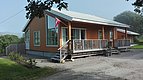 Gemütliches Holzhaus in der Region Hitra, Norwegen, mit Veranda und norwegischer Flagge. Ruhige, grüne Umgebung, ideal für Angelurlaub und Entspannung in der Natur. Perfekt für Outdoor-Abenteuer und Erholung.