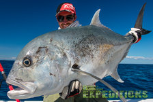 Ein Angler hält stolz einen kapitalen Fisch vor tiefblauem Meer und Himmel in Süd-Norwegen. Perfekter Angelurlaub für Abenteurer. Petri Heil – sorglos angeln weltweit!