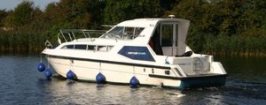 Ein elegantes Hausboot gleitet sanft über den River Shannon in Irland, umgeben von üppigem Grün und ruhigem Wasser. Perfekter Ort für entspannte Angelreisen und idyllische Bootsabenteuer.