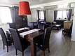 Gemütliches, modernes Ferienhaus in Nord-Norwegen. Helle, stilvolle Einrichtung mit Ledersesseln, Esstisch und großem Wohnbereich. Perfekt für Entspannung nach einem erfolgreichen Angeltag. Ideal für Angelreisen und Naturerlebnisse.
