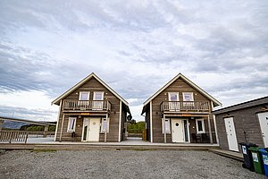 Zwei gemütliche Holzhäuser auf Hitra, Norwegen, bieten ideale Unterkünfte für Angelurlaube. Perfekte Lage mit Meerblick, umgeben von atemberaubender Natur. Entspannung und Abenteuer für leidenschaftliche Angler in einer malerischen Umgebung.