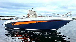 Modernes Boot auf ruhigem Wasser vor der Küste von Boa Vista, Kapverden. Perfekt für Angelreisen und Meeresabenteuer. Blau mit orangefarbenem Akzent und robustem Design für einen sicheren und komfortablen Ausflug.