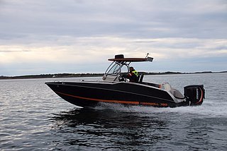 Ein modernes Motorboot gleitet in Nordland, Norwegen, über das Wasser. Ideal für Angelreisen, bietet es Geschwindigkeit und sicheren Komfort, um die atemberaubende Küstenlandschaft zu erkunden. Perfektes Abenteuer für Angler.
